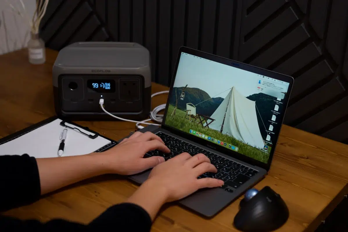 Aprender a cargar una notebook con una estación de energía portátil te ayudará durante tus viajes.