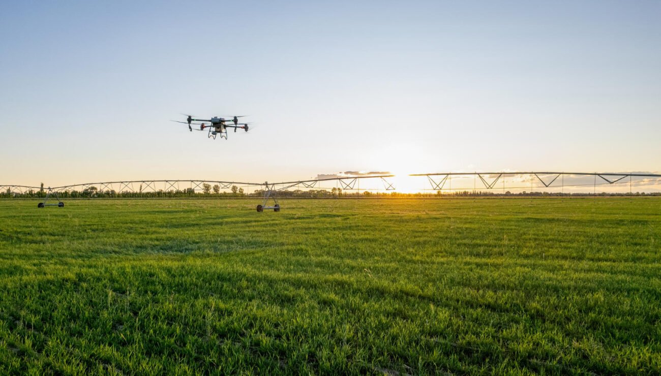 Tener una estación de energía para recargar drones agrícolas aumenta notablemente la autonomía de vuelo.