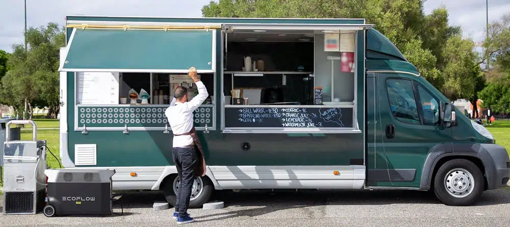 Food truck argentino con paneles solares EcoFlow funcionando en feria al aire libre