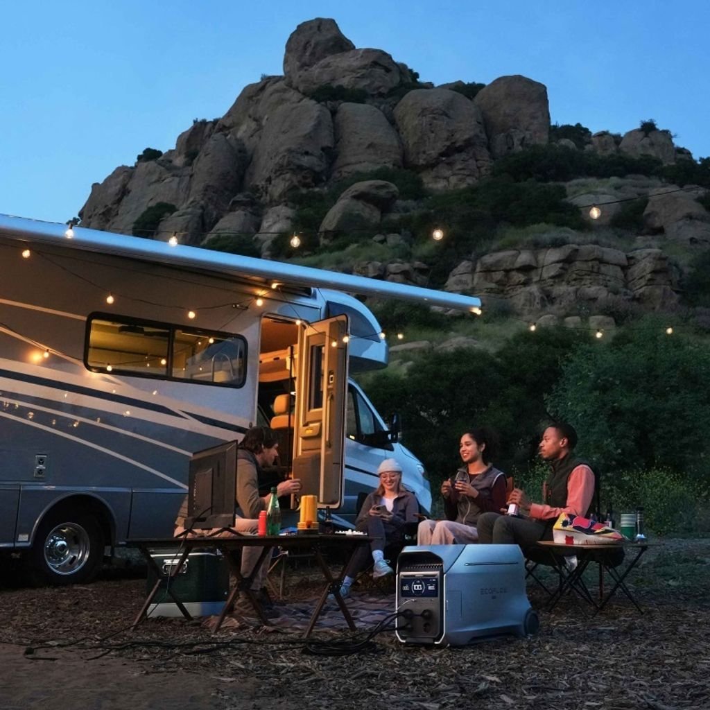 Motorhome argentino equipado con paneles solares portátiles EcoFlow en ruta patagónica