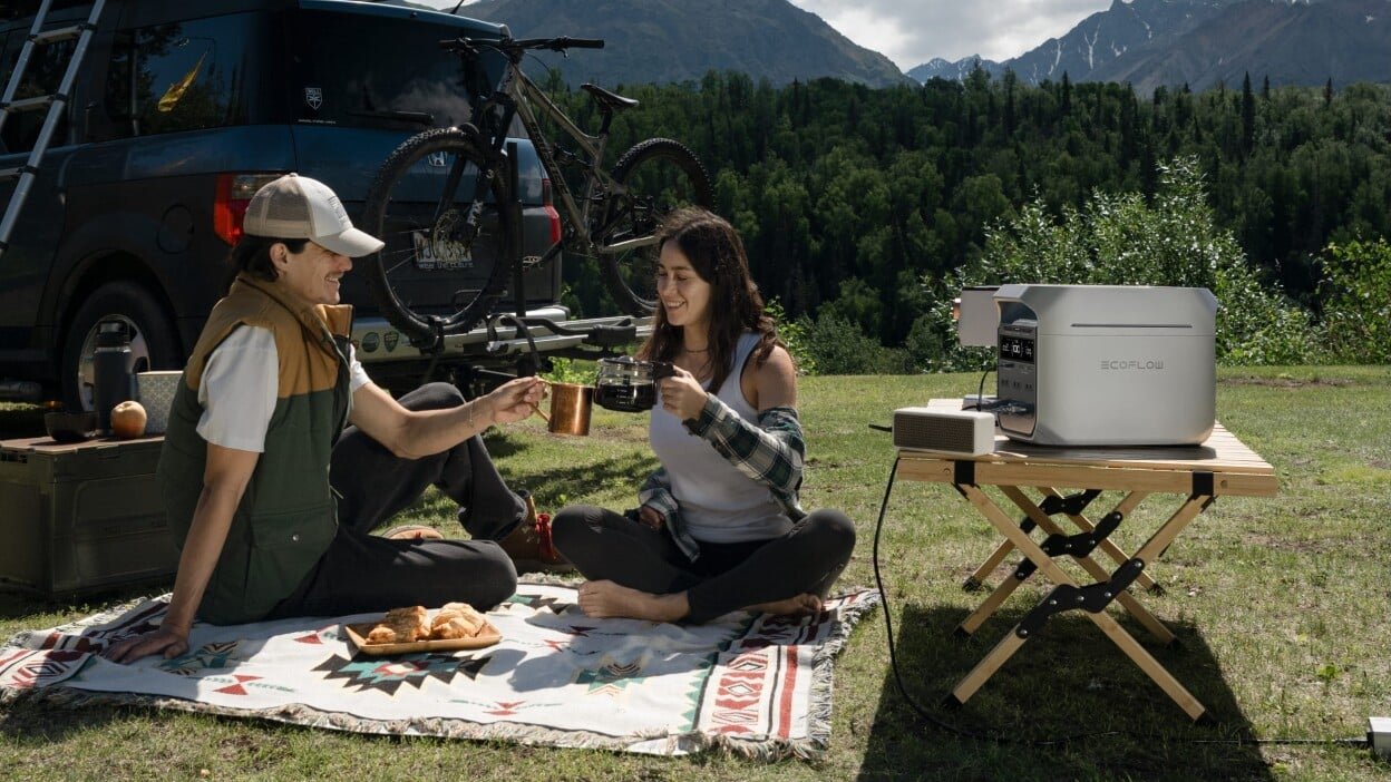 Viajeros argentinos usando energía solar portátil EcoFlow en la Patagonia