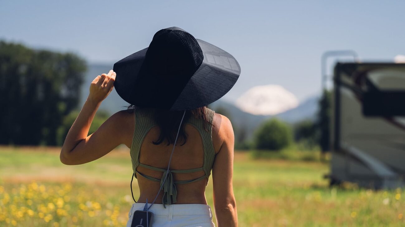 Sombrero Solar EcoFlow con panel solar integrado y puertos USB en uso outdoor